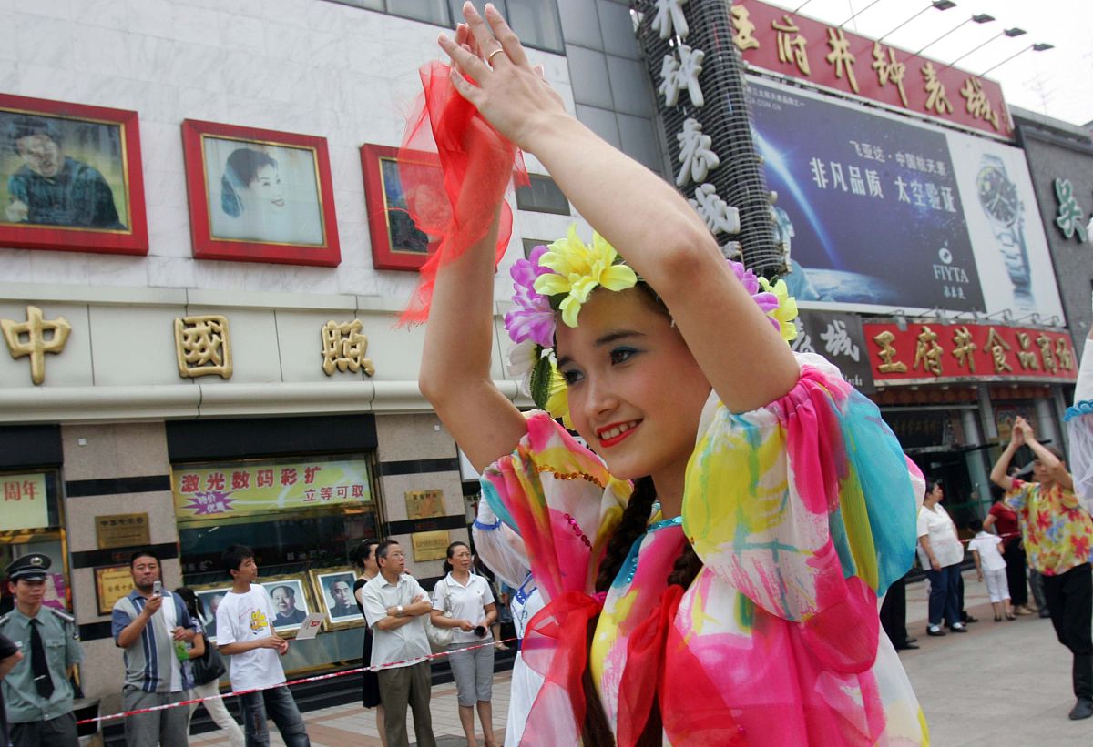 2007年7月13日,北京王府井步行街,演员盛装行进表演.来自世界15个国家