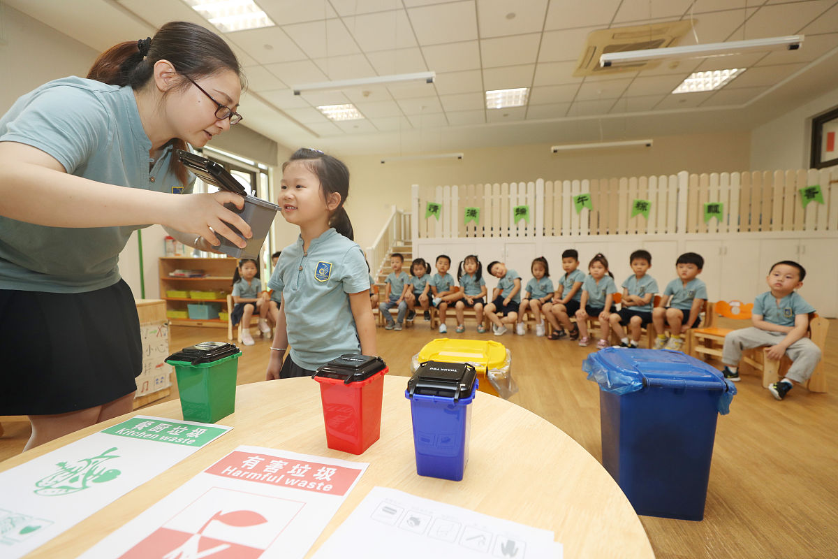 对此内容降重幼儿园一日生活活动过渡环节在幼儿园每日生活环节中起着纽带作用。过渡环节在幼儿园生活中不仅衔接着每日的各项生活环节还具有着非常丰富的科学教育价值。幼儿行为习惯的培养、阅读好习惯、问题解决能力、生活自理能力、动手能力、自信心等都可以通过过渡环节这一时间得到一定的培养。