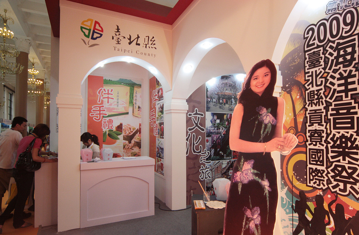 我需要一片论述邓丽君的歌曲和生平事迹的1000字左右的关于流行音乐鉴赏的论文