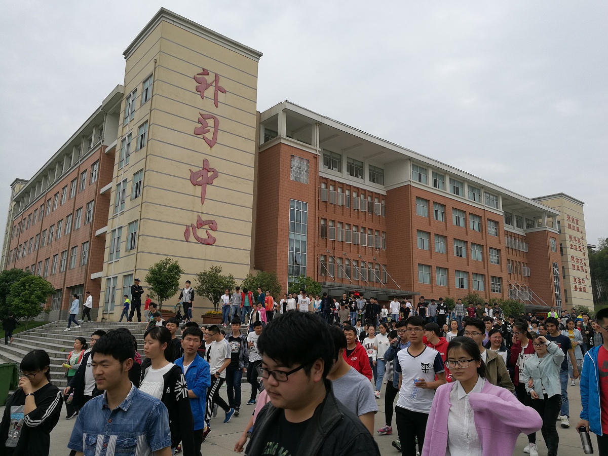 ***_***2017年5月9日,安徽六安毛坦厂中学,傍晚放学后,万余名学生涌出