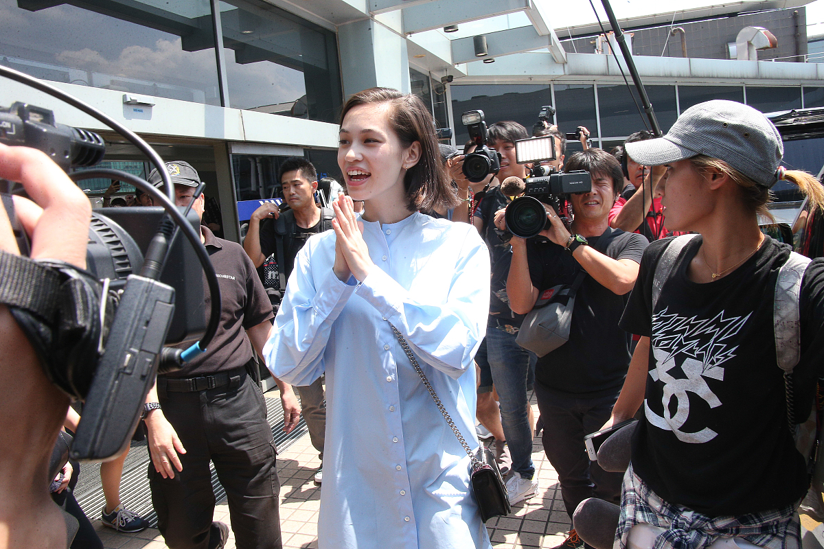 在进击的巨人中兵长是怎么残疾的