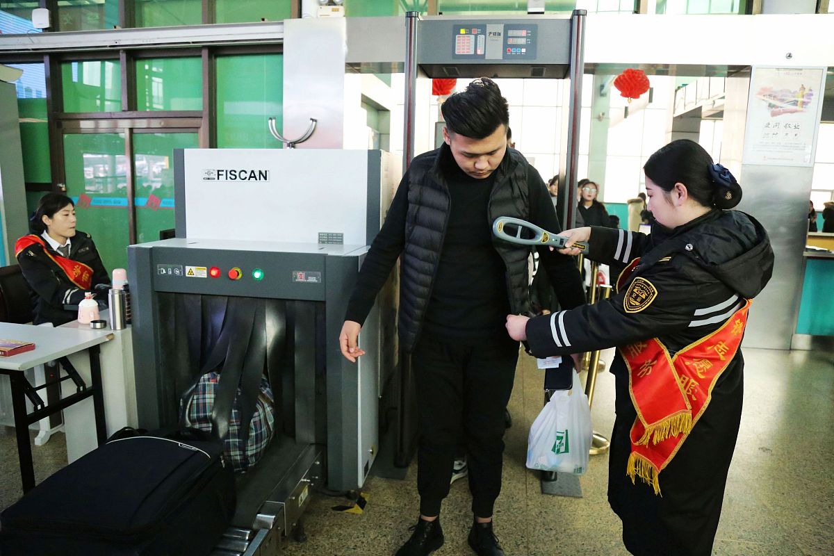 机坪行李管理人员加强检查