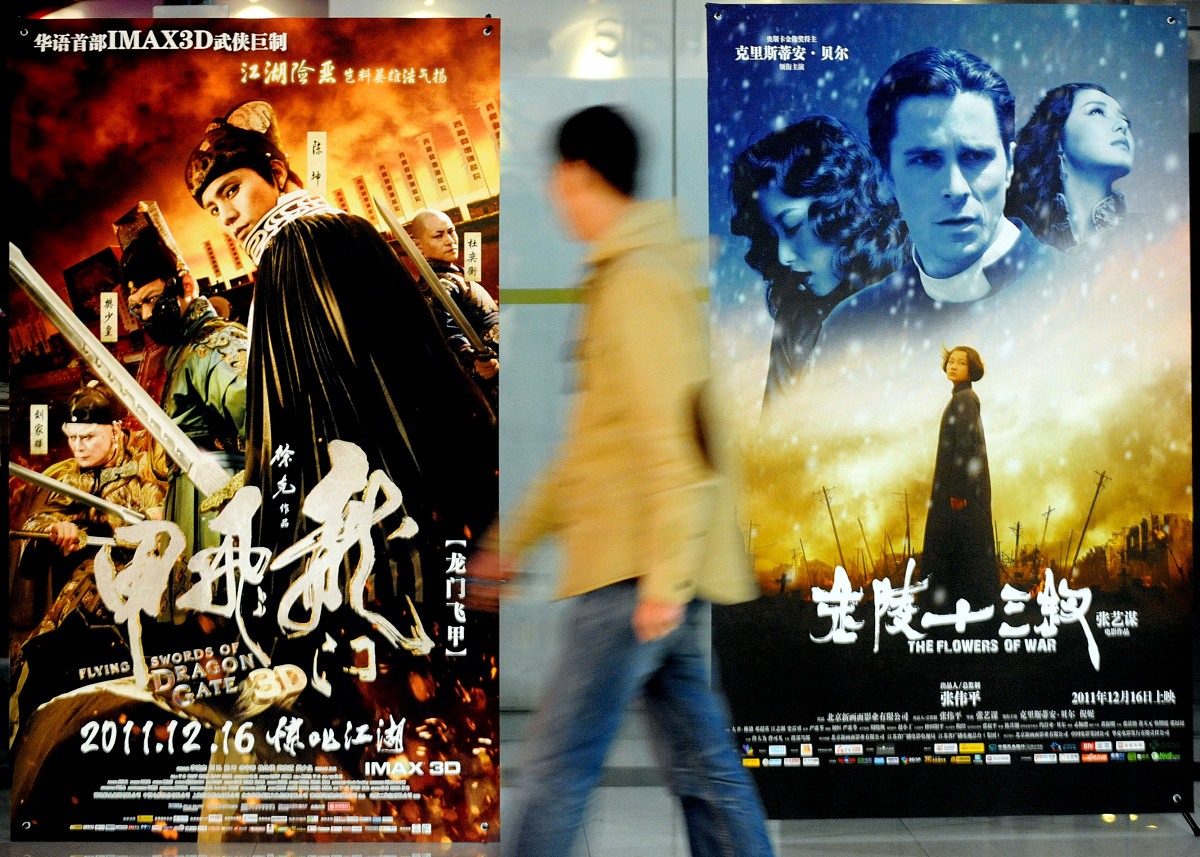 给出最近国内最热门的十大电影并做出影评