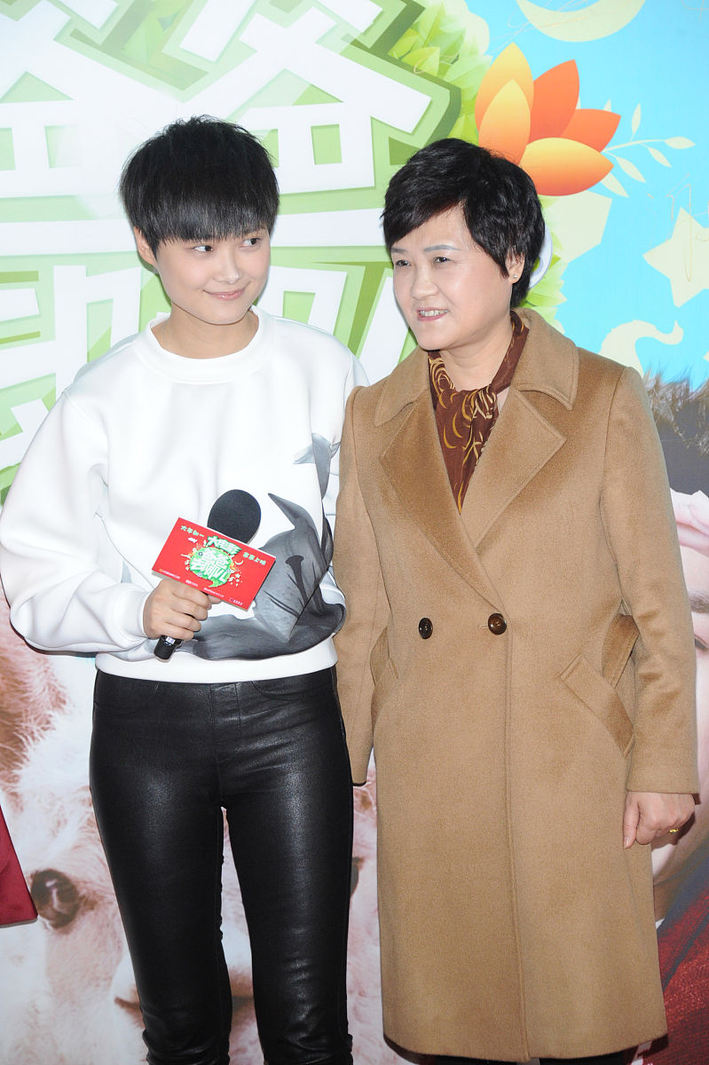 2014年01月25日,北京,电影《爸爸去哪儿》首映红毯.李宇春与母亲徐圣
