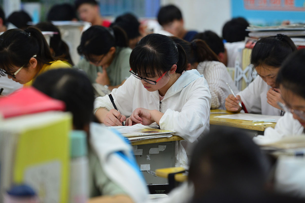 2019年6月1日晚,在安徽省阜阳市第二中学,即将参加高考的学生在上晚自