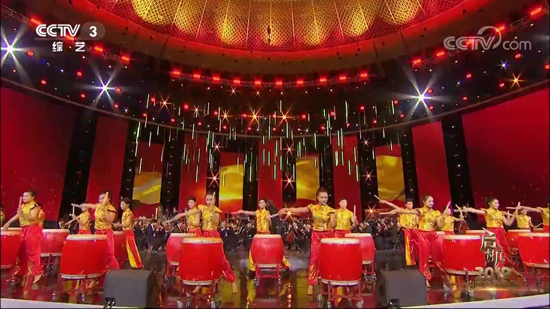 [图]东西方乐器碰撞!交响乐团与中国大鼓演奏《乐鸣东方》,震撼!