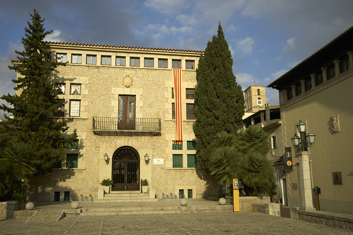 outdoors,building exterior,color image,courtyard,architecture,ho