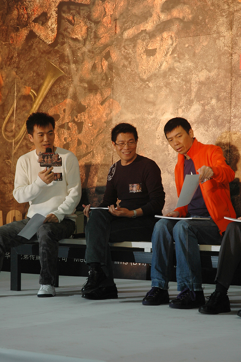 2007年10月8日,北京,集结号官网启动仪式.黄健翔(左),王中军(中),冯小