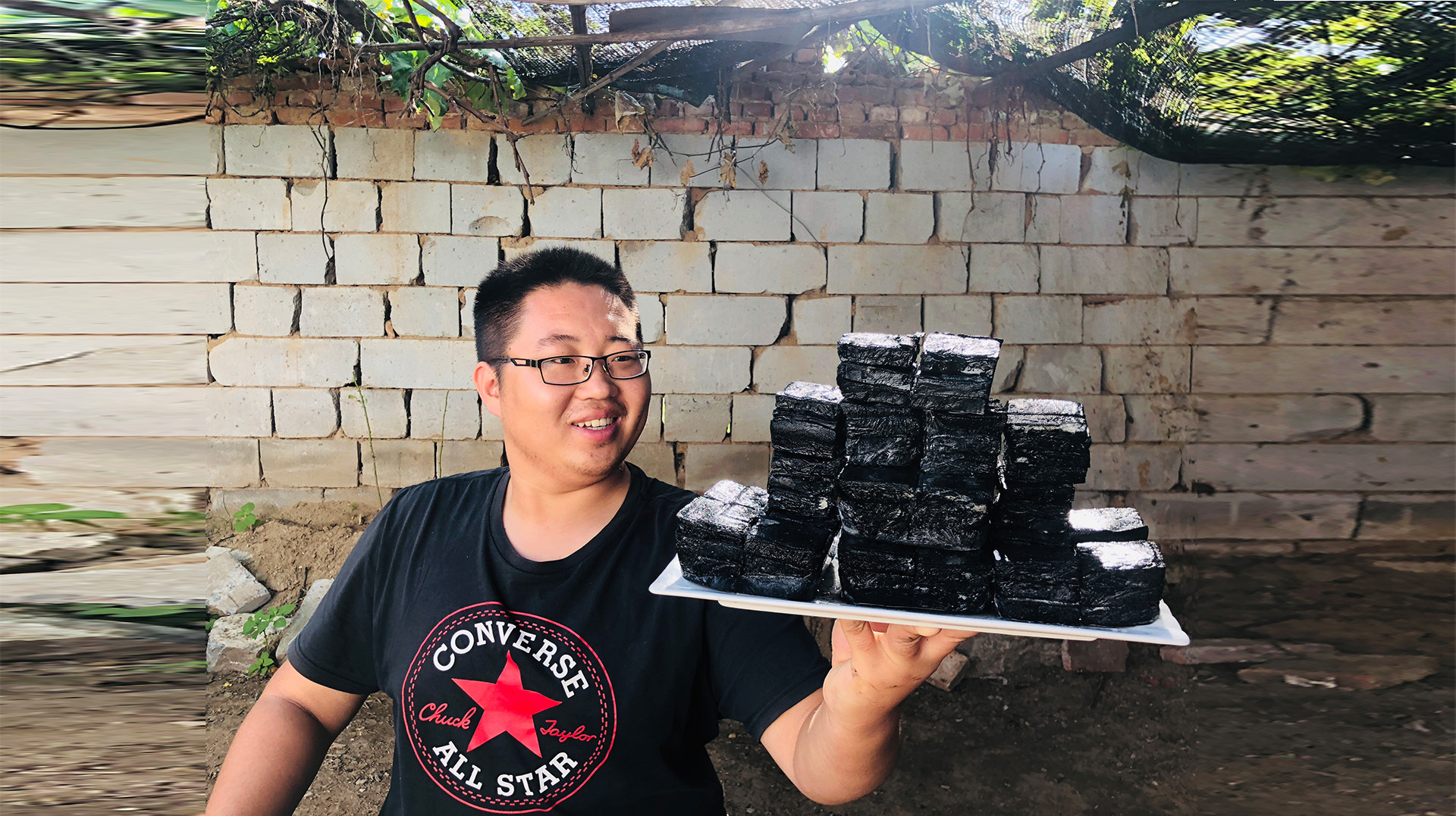 小伙怒买100块长沙黑色臭豆腐,开盖的一瞬间,这还能吃吗?