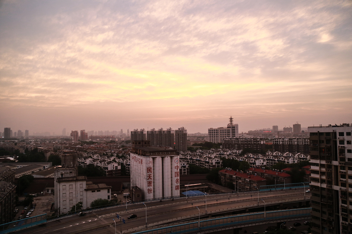 济南上空现火烧云美景 色彩鲜艳美翻天