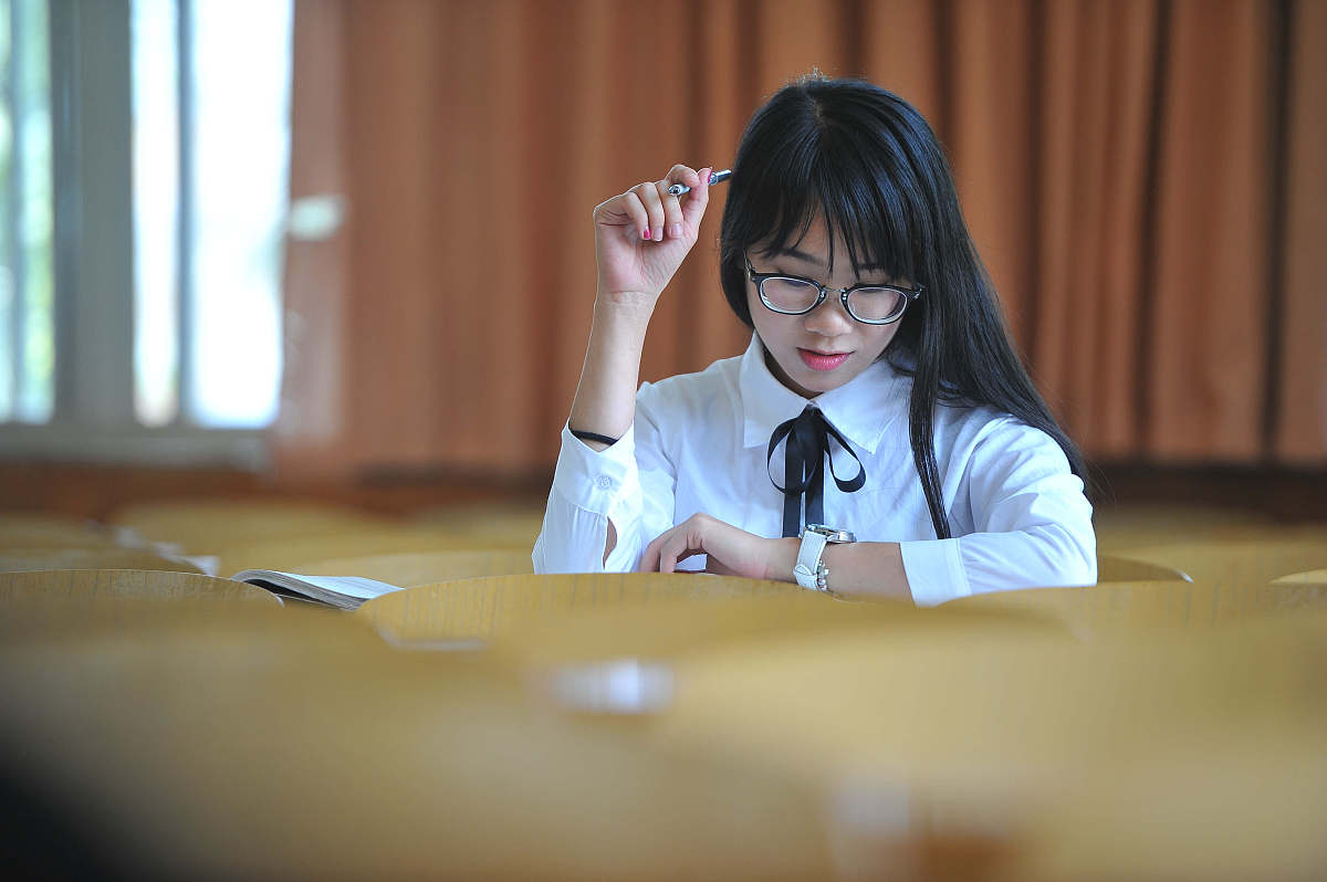 校服撕裂，长发飘逸，她是谁？