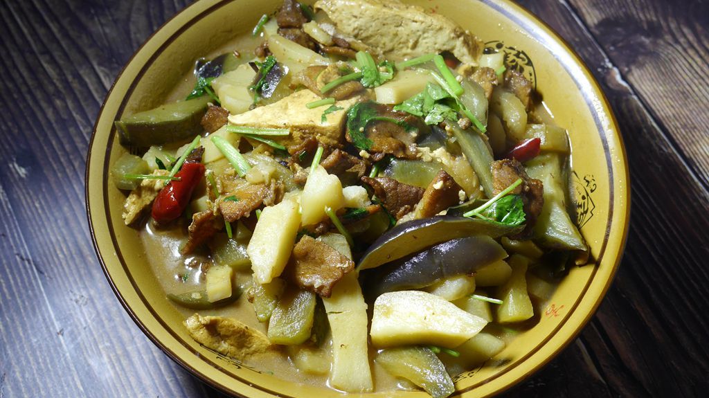 用豆腐土豆茄子,加点肉做的一道家常熬菜