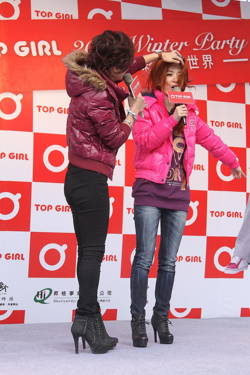 2011年12月18日,台北,s.h.e为品牌服饰担任代言人.+++_+++代言,