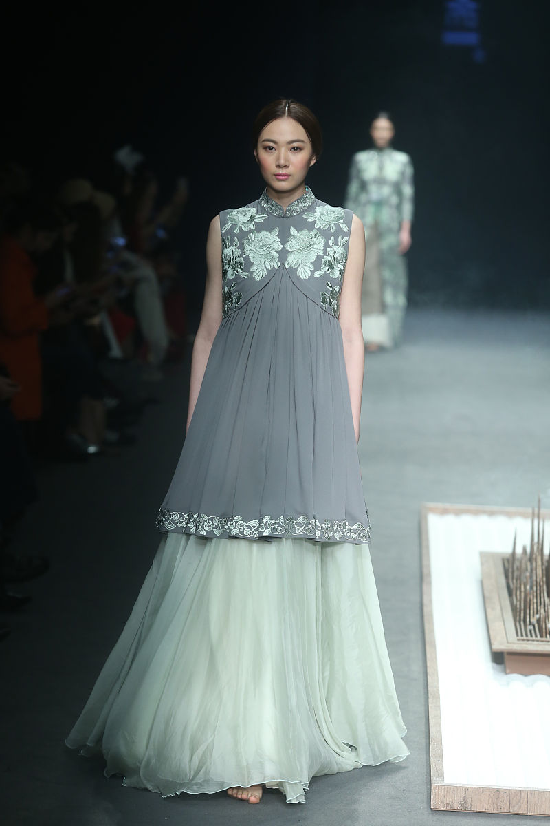 1 选题背景中华文化乃中华民族长远发展、生存的强力精神来源。传承弘扬中华优秀传统文化是推进社会主义文化强国建设、提高国家文化软实力的重要内容。近十年来中国飞速地发展不只得到了国际方面对于中国的经济、军事和政治这些方面的另眼相看亦引起了本国人民对中国传统文化的认同和关注中式服装毫无疑问乃是中国传统文化之中相当重要的组成部分因而不论是本土的还是国外的设计师都对中式服装产生了高度注意与深切思考。中华之文