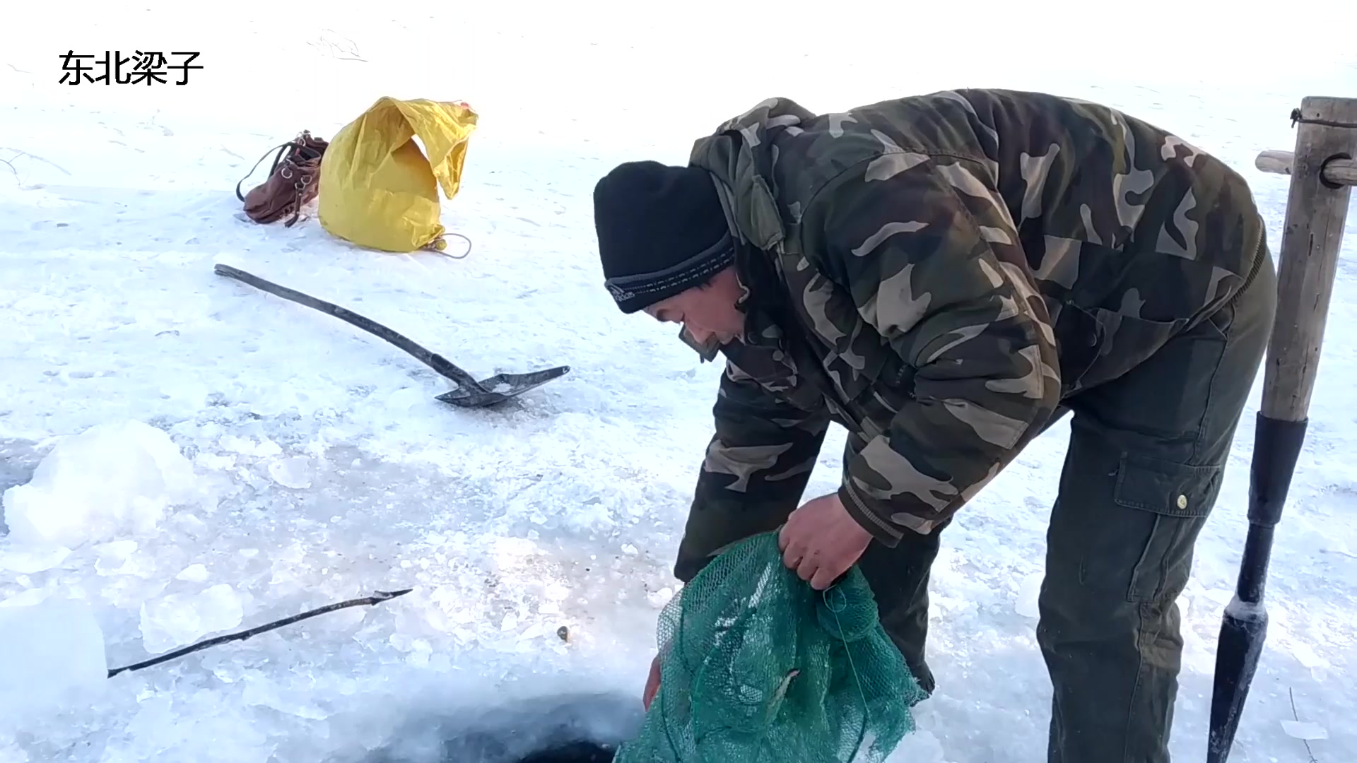 小伙收冰下地笼,“药材鱼”爆网了,足有2斤重