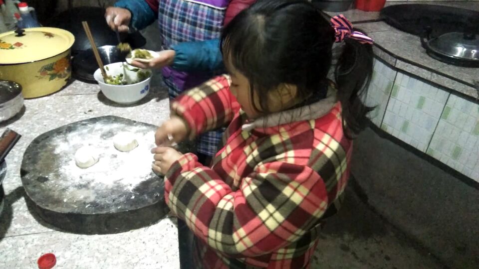 包子这样做才好吃,实拍四川农村土灶做晚餐,大人小孩齐上阵