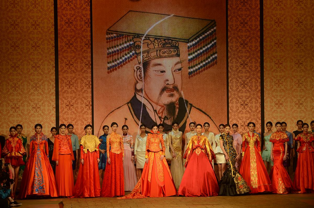 中国历史上的第一位皇帝是谁？