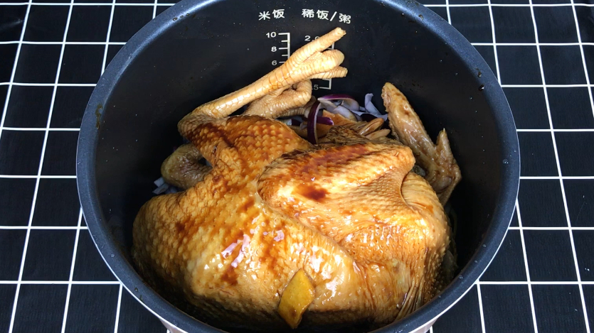 整只鸡抹酱油放到电饭锅里,不放水还不放油,出锅那一刻我愣住了