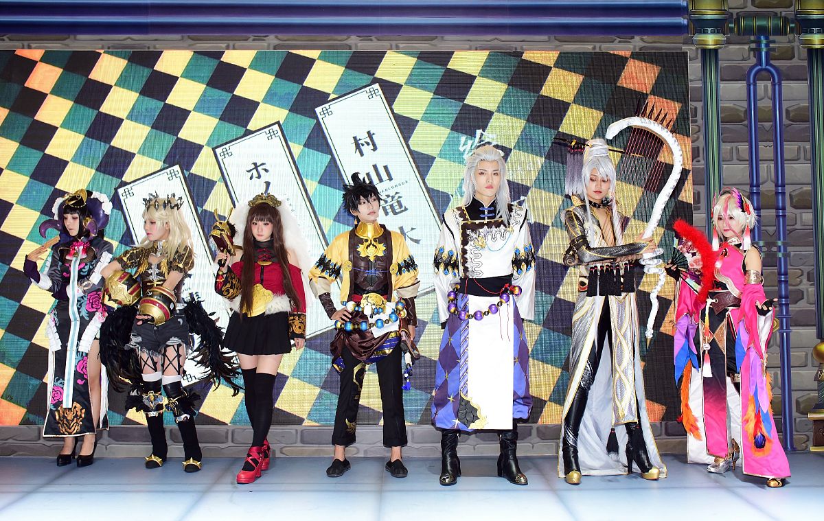 周末的次元动漫活动有三坑走秀 知名嘉宾走路摇还有社团展位bo2官方展位参加活动可以抽奖奖品有原神盲盒漫展门票等