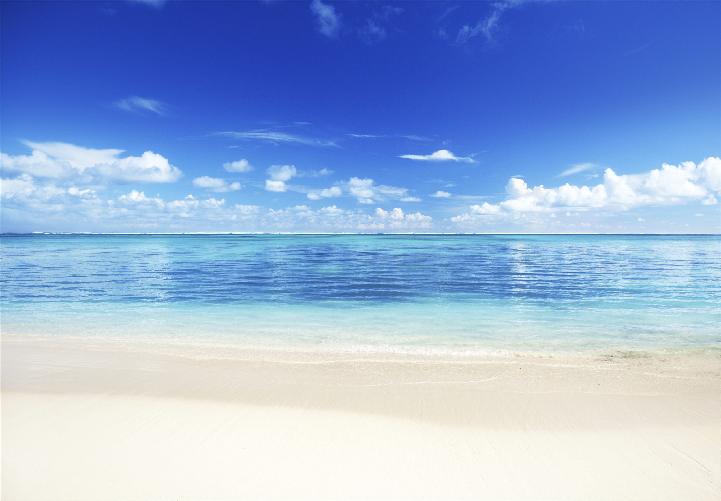 一道亮丽的风景线:蓝色的天空,浅色的海水平静,风景正好 海景无限风光美不胜收:白色的椅子和伞,蓝色的海水和天空,米色的沙滩一切都是那么宁静 海滩外景美丽:风卷残云的天空,海水是淡蓝色的清澈,沙滩平铺在海边 天空风景独好:海面像一块玻璃一样,接着的是白云和蓝天,沙滩被海水打湿 清新的空气配如此美景:橙色的伞和两个靠椅,云朵被风搅乱,淡蓝色的海水哗哗作响 海水涌上沙滩:米白色的沙滩,涌上来的是白色的水花,蓝绿色的海水是那样清澈 海边的风光美好:两个椅子放置在沙滩上,蓝水是那样清澈,远方就是小房屋
