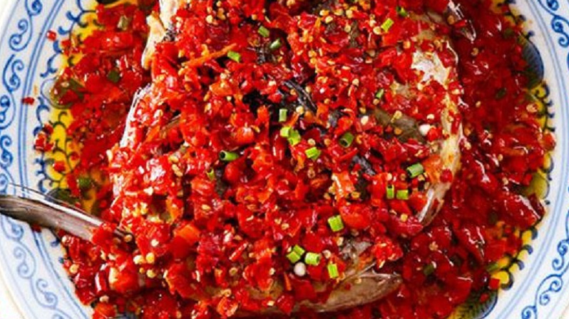 剁椒鱼头的家常做法,处理剁椒是关键,一道餐桌美味,简单又美味