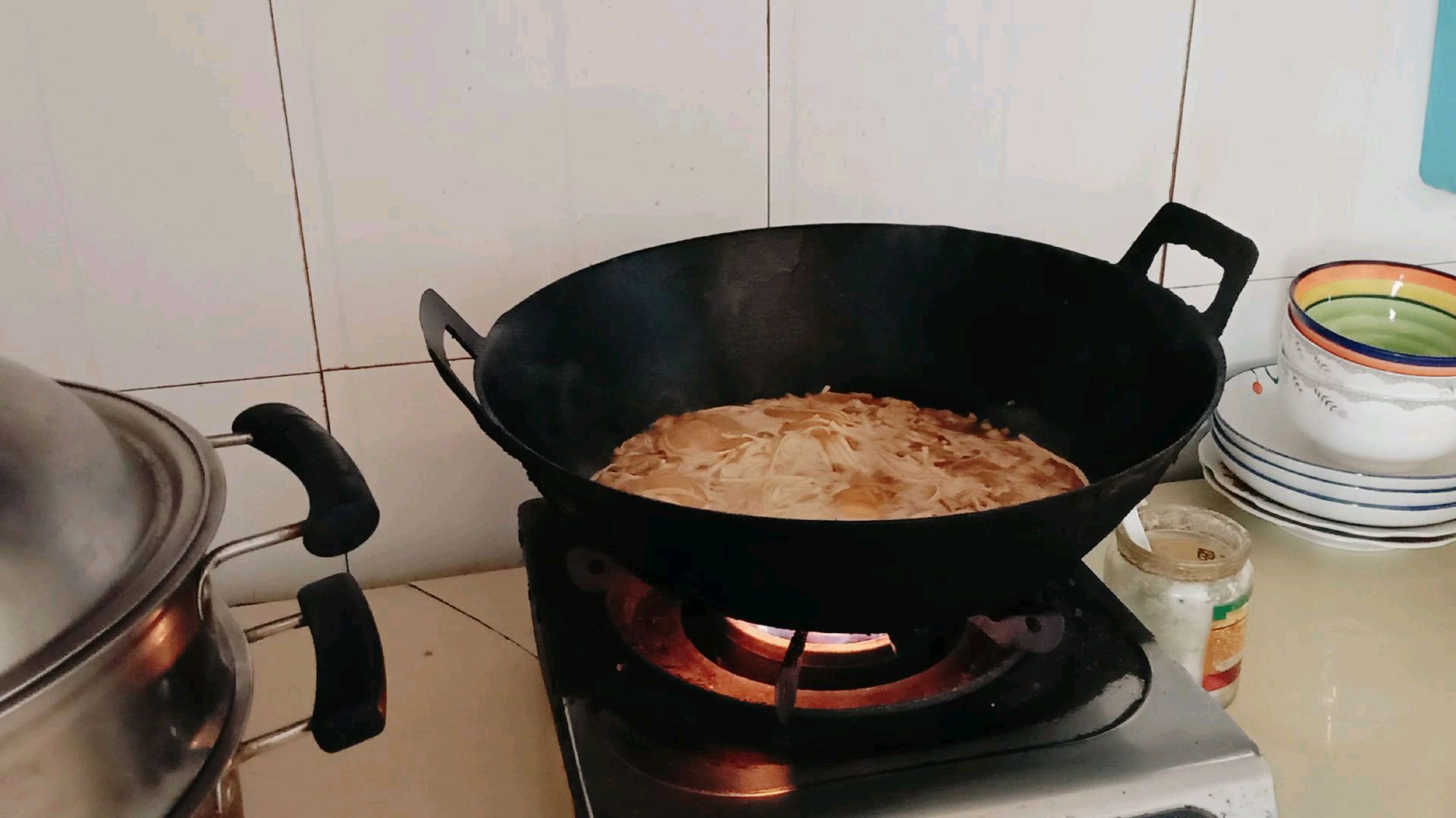 农村小伙做挂面汤,一个人将就一顿,味道还不错