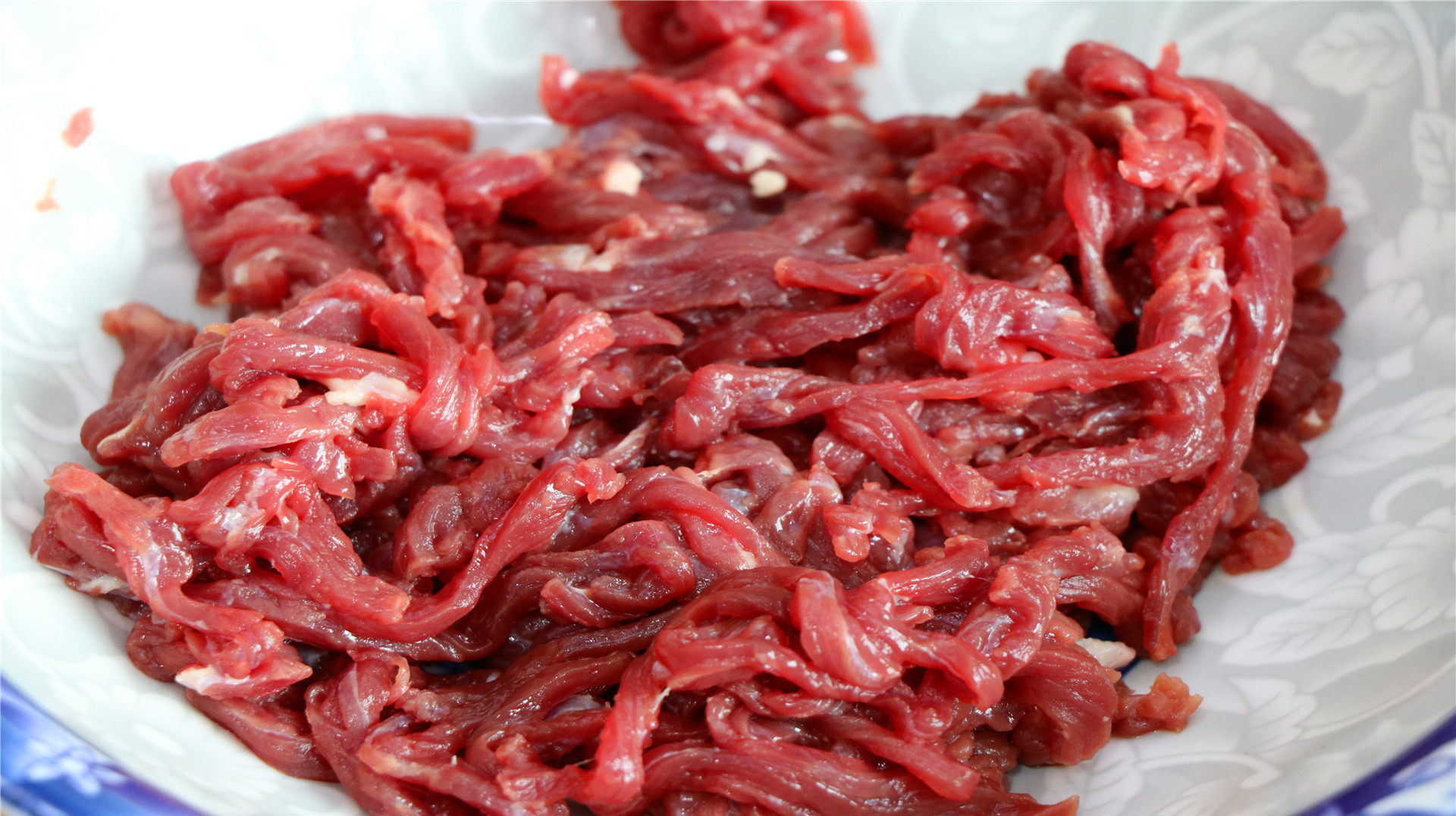 怎样炒牛肉丝滑嫩不粘锅,川菜师傅教你小诀窍,鲜嫩爽口真下饭