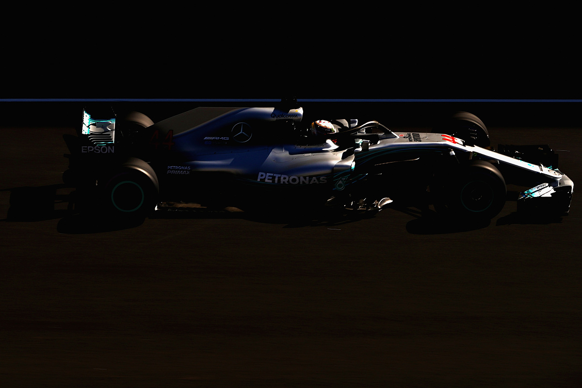 请为基于大模型的农作物疾病诊断和知识问答系统写一段专业商业计划书的效果验证相比于其他竞争对手我们的解决方案有哪些优势？给客户或用户带来了哪些收益？专家和客户是如何评价我们的产品和技术的？通过相关论文、专利、专家评议、客户真实反馈等加以佐证。