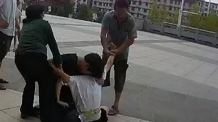 [图]湖南17岁女孩跟15岁小男友私奔,父母追到火车站大吵,铁警劝和