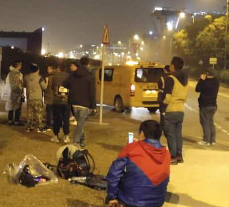 你现在是一个自媒体人 发表一下 发生在邯郸小汽车冲入群并向人群扔雷管的看法