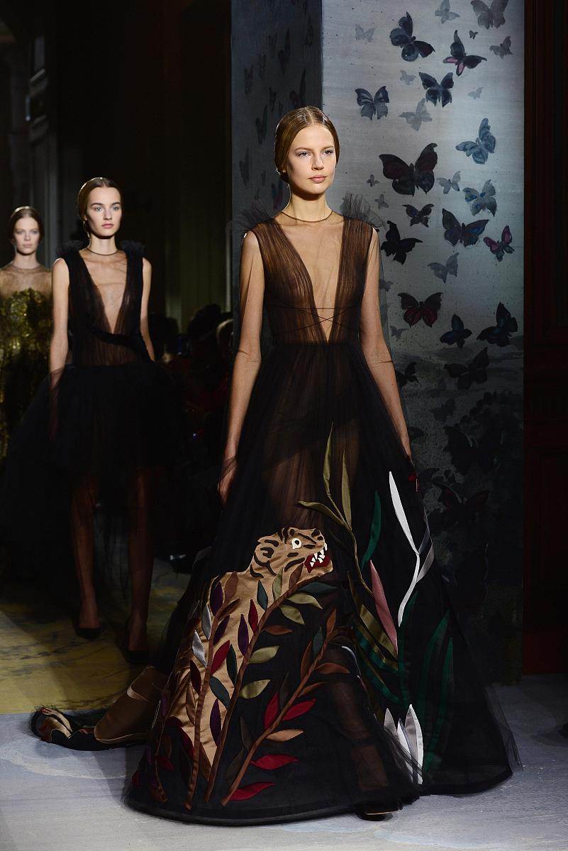 华伦天奴：意大利高级时装与奢华的象征