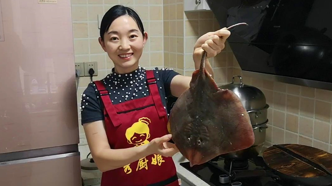 媳妇花49块钱,买1条老板鱼,不蒸不炖不红烧,外酥里嫩,太香了