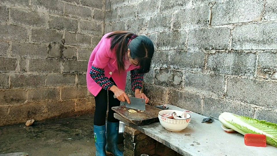 老公在喂鸡,农村媳妇做晚饭清蒸鲈鱼炒碟青菜,生活简单而充实