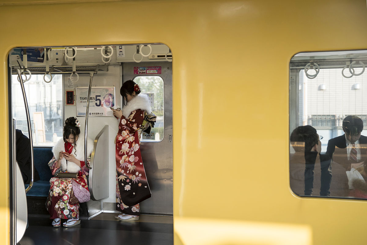 当地时间2020年1月13日,日本东京,大量女孩子穿着传统服饰参加"成人礼