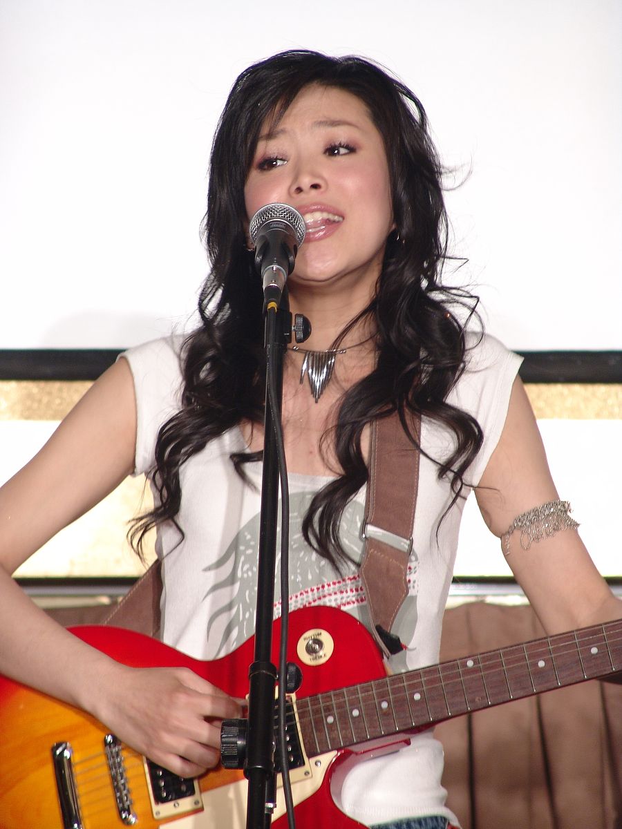 2005年5月18日,北京,美女摇滚组合"阳光地带"女子乐团(sunny zone)在
