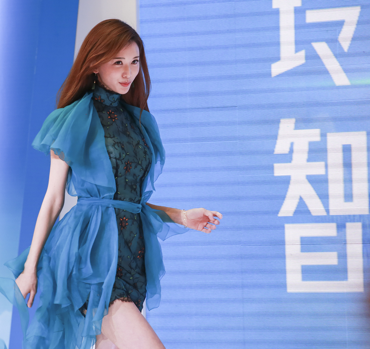 夏日裙装时尚：细节成就魅力 - 深蓝色系带直筒长裙 & 白色碎花灵动连衣裙