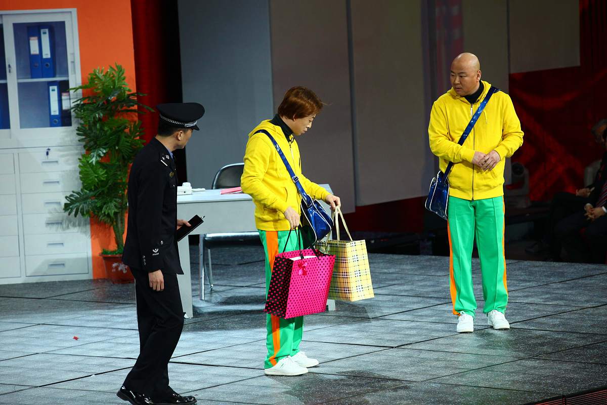 上个节目是舞蹈《最贵是健康》下个节目是小品《面试》两个节目中间应该怎么