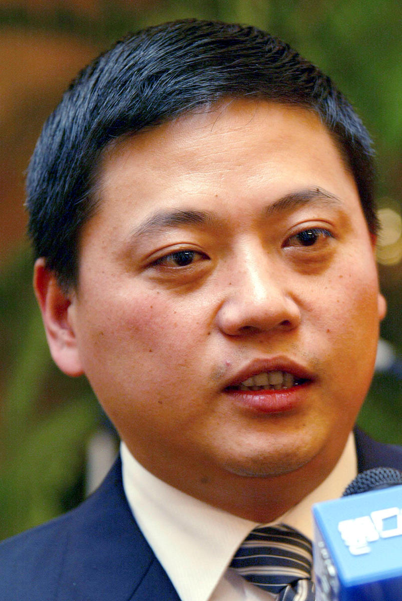 2003年8月7日,王均瑶在上海出席一个商业<strong>论坛</strong>+++_+++王均瑶
