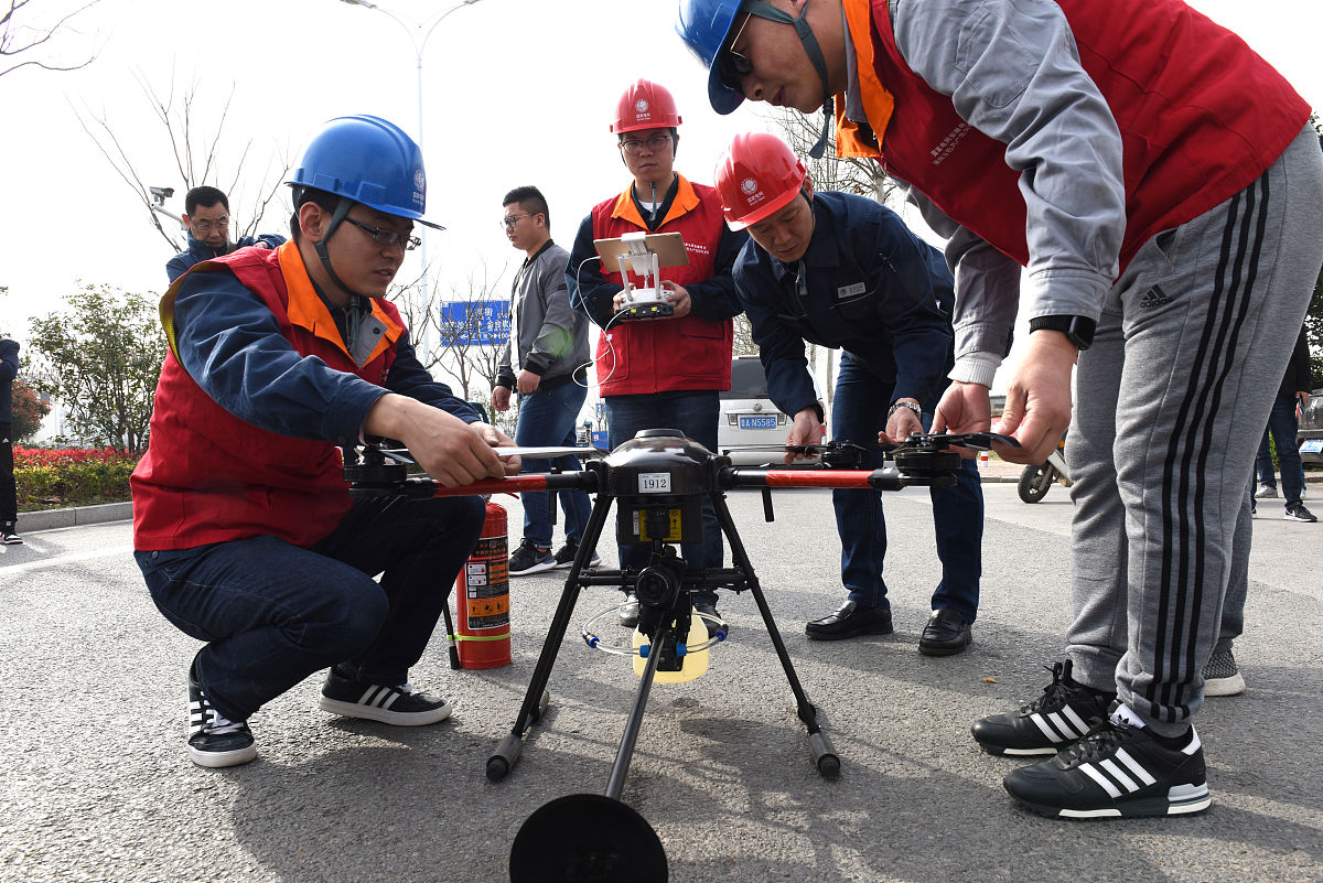 无人机装调检修工爱岗敬业：两道单选题及解析