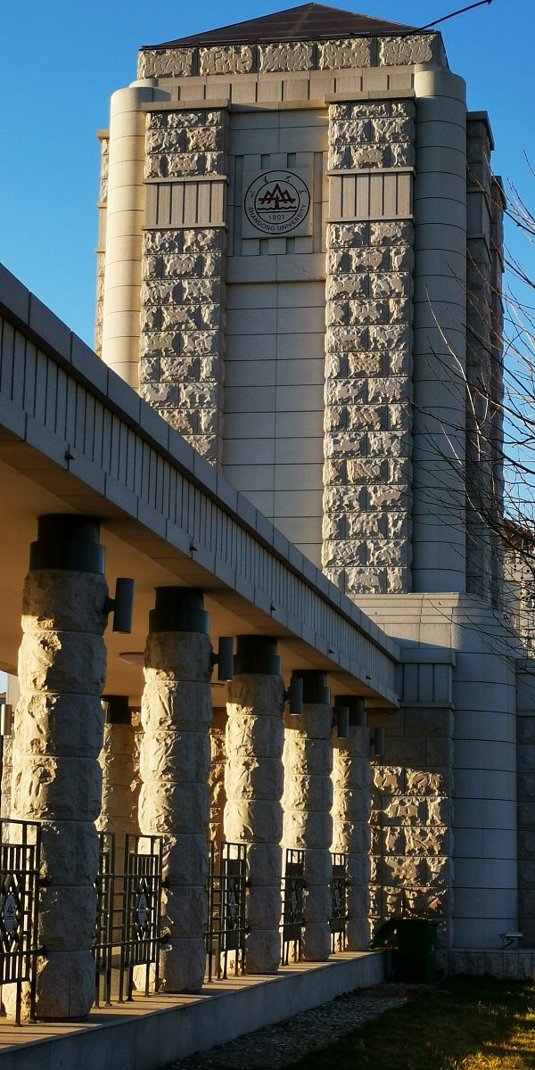 在字数和意思差不多的前提下改写这段话：Shangri-La Hotel can adopt Shamrock Structure The shamrock structure consists of three ‘leaves’ the professional core the contingent workforce and outsourcing vendors Only the profe