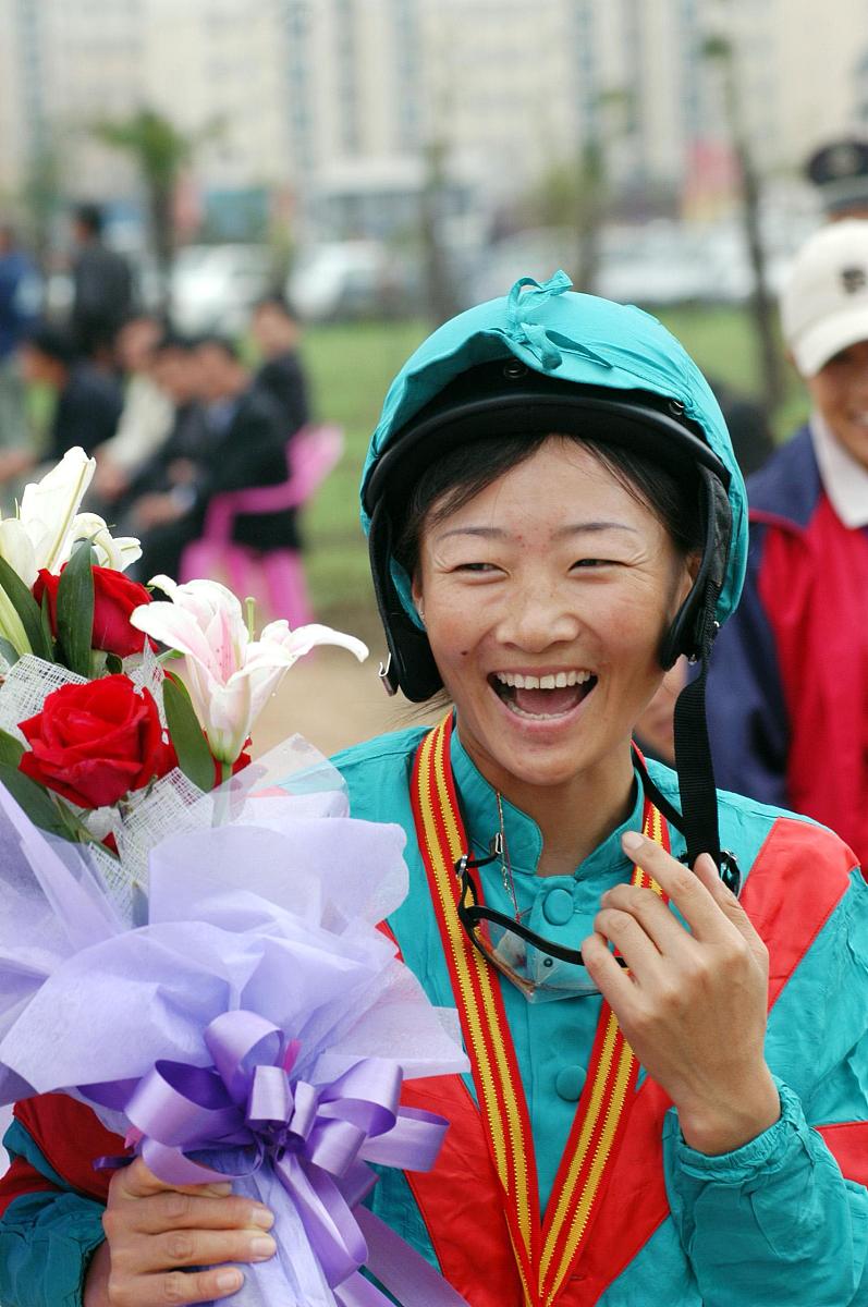 非纯血马1000米女冠军兰格日勒.+++_+++赛马,