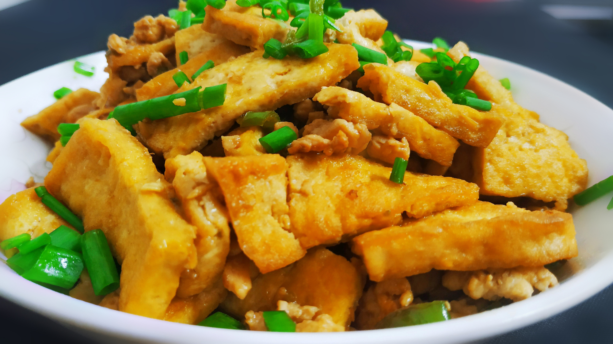 豆腐的做法有很多种,试试这样做,简单又入味,外酥里嫩下饭香