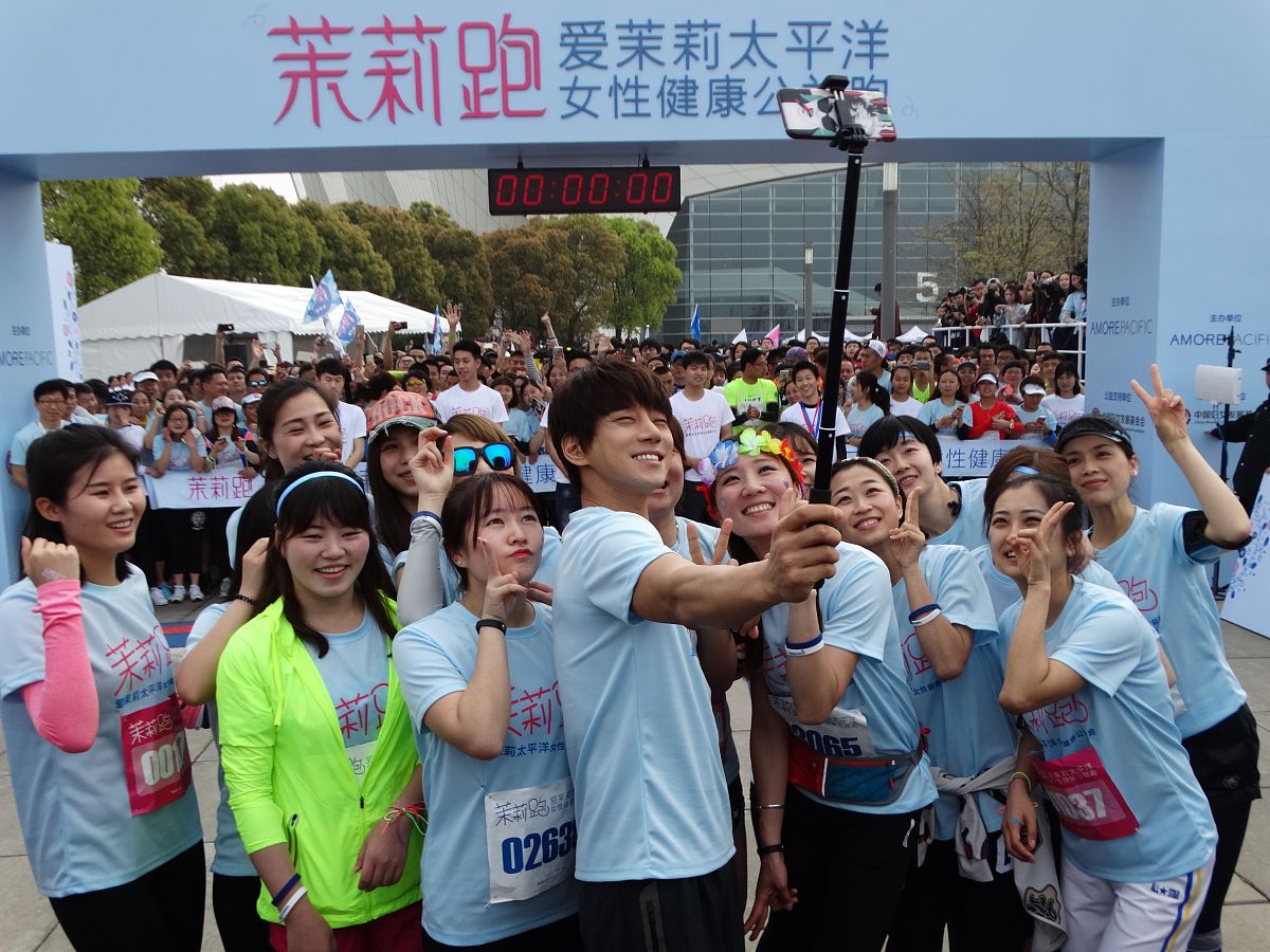 2016年4月10日,上海,黄致列助阵某女性公益跑步活动.黄致列