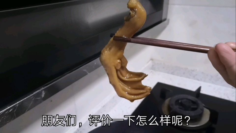 一哥第一次卤鸡脚,鸭脚,大家说说这样子拿去做生意有人买吗?