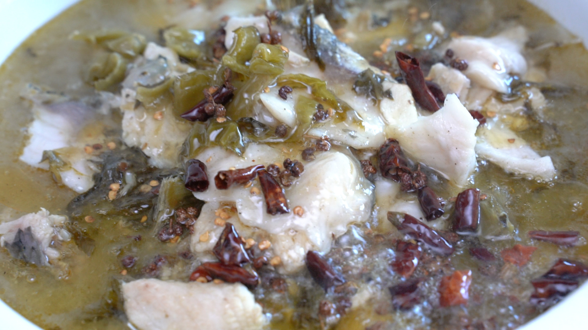 自制酸菜鱼味道鲜美,肉质鲜滑稚嫩,鱼汤营养,老人小孩应该多吃