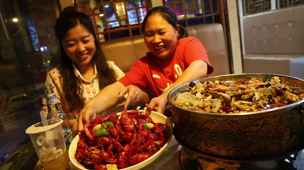 胖妹和闺蜜下馆子，1盆海鲜大咖配啤酒，香辣龙虾搞起来，真解馋