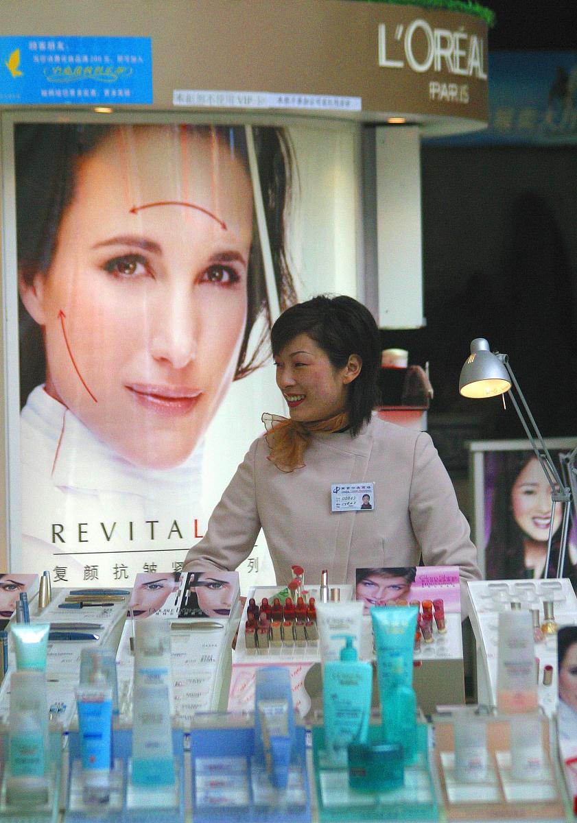 分成两段写五百字关于基于数字化运营的欧莱雅美妆多渠道网络营销模式分析论文的摘要