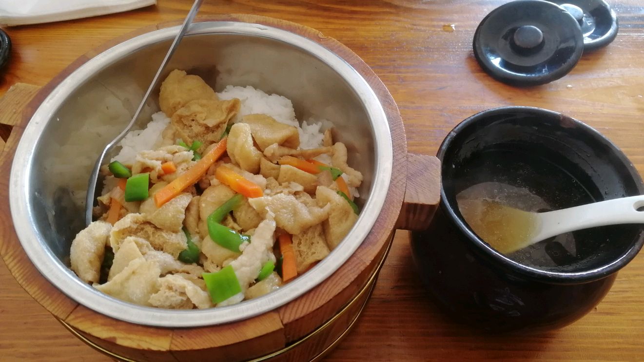 小伙试吃乡村瓦罐,豆泡肉丝木桶饭遇上虫草老鸭炖罐,只要15元