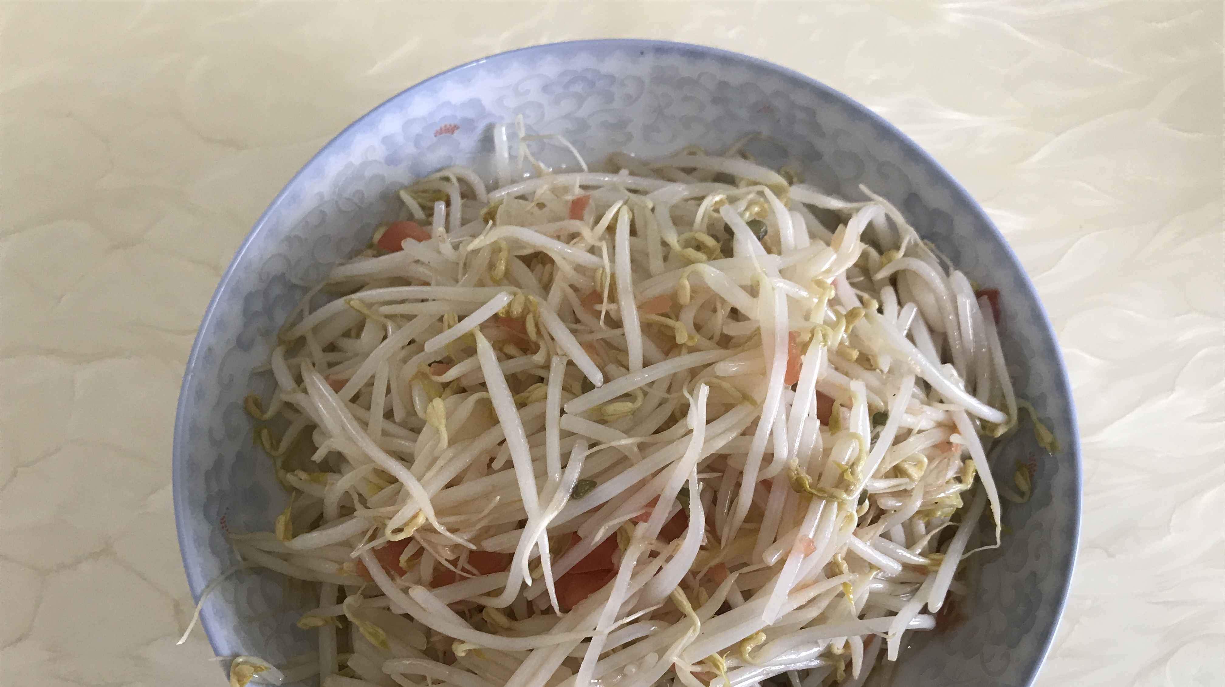 素炒绿豆芽这样做,不仅味道鲜美入味,而且做法超简单!