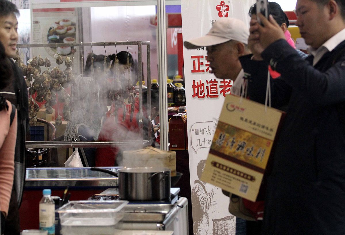 园区凉皮店拒不承认异味，嚣张女店员威胁游客不准拍摄